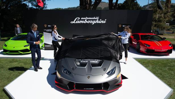 Enthüllung eines grauen Lamborghini Huracán Rennwagens auf einer Präsentation.