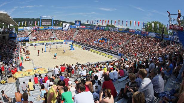 Ein Beachvolleyballspiel vor einer großen Zuschauermenge auf Tribünen.