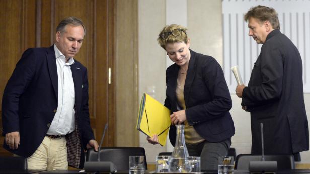 Die Kultursprecher der Opposition (v.l.n.r.) Walter Rosenkranz (FPÖ), Beate Meinl-Reisinger (Neos) und Wolfgang Zinggl (Grüne) anlässlich einer Pressekonferenz zum Thema "Bundestheater" im Parlament in Wien