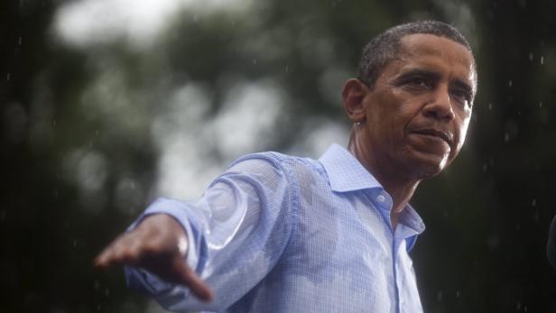 Barack Obama spricht im Regen.