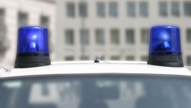 Blaulichter auf dem Dach eines Polizeiautos.