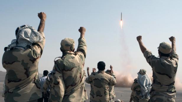 Soldaten jubeln über den Start einer Rakete.