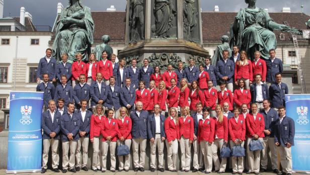 Das österreichische Olympiateam posiert vor dem Denkmal für Kaiser Franz I. in Wien.