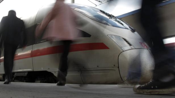 People head for a leaving intercity train at Vienna&#039;s Westbahnhof train station April 19, 2010. Travellers are scrambling for other modes of transport including the train as Iceland&#039;s volcanic ash cloud kept planes grounded around Europe since last week. REUTERS/Leonhard Foeger (AUSTRIA - Tags: TRANSPORT BUSINESS)