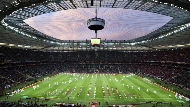 Blick in ein vollbesetztes Fußballstadion mit geöffnetem Dach.