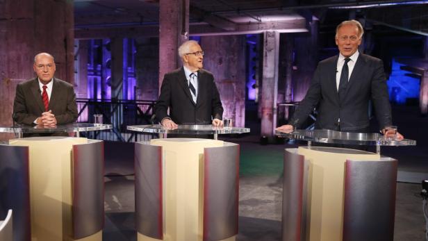 epa03848334 (L-R) Leader of the Left Party, Gregor Gysi, Leader of the Liberal Party, Rainer Bruederle and Leader of the Green Party Juergen Trittin take part in a TV election debate in a TV studio in Berlin, Germany, 02 September 2013. Germany will hold federal elections on 22 September. EPA/HANNIBAL HANSCHKE