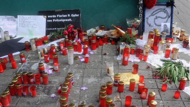 APA1140645-2 - 12082009 - KREMS - ÖSTERREICH: ZU APA-TEXT CI - Die Gedenkstaette mit Kerzen, Briefen und Fotos am Mittwoch, 12. August 2009, vor dem Supermarkt in Krems, wo bei einem Einbruch am Mittwoch (5.August) ein 14jähriger Jugendlicher erschossen worden war. APA-FOTO: HERBERT PFARRHOFER