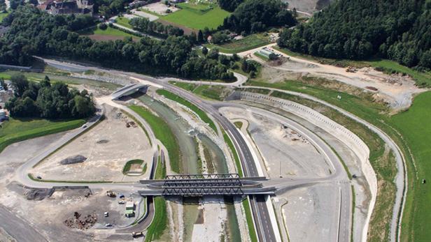 Die Baustelle beim künftigen Tunnelportal in Gloggnitz wird in wenigen Wochen wiederbelebt.