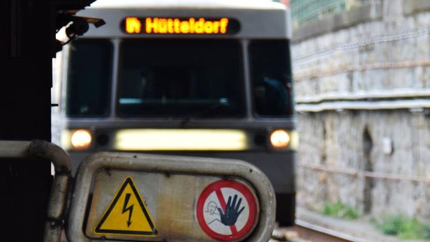 Eine U-Bahn der Linie U4 fährt in Richtung Hütteldorf.