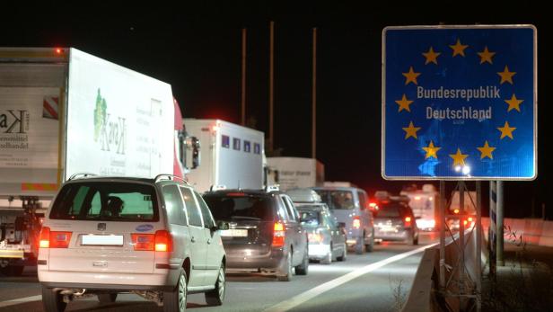 Stau am Grenzübergang Walserberg von Salzburg nach Deutschland wegen Grenzkontrollen