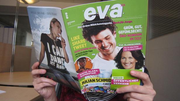Eine Person liest die Zeitschrift „Eva“, ein Magazin für Mädchen und Jungen.