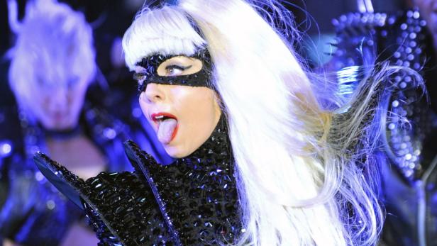 Und auch Lady Gaga geht als Muse in die Modegeschichte ein. Sie gilt derzeit als extravaganteste Sängerin und Phänomen. Eingekleidet wird sie regelmäßig von Modeschöpfern wie Versace oder Armani.