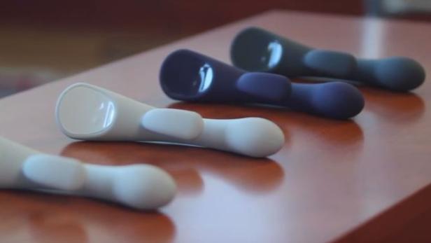 Mehrere farbige Zungenreiniger liegen auf einem Tisch.