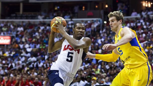 Kevin Durant (USA) beim Basketballspiel gegen einen Gegenspieler.