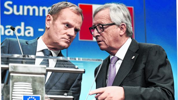 Kommissionschef Juncker (re.) und der wiedergewählte Ratspräsident Tusk