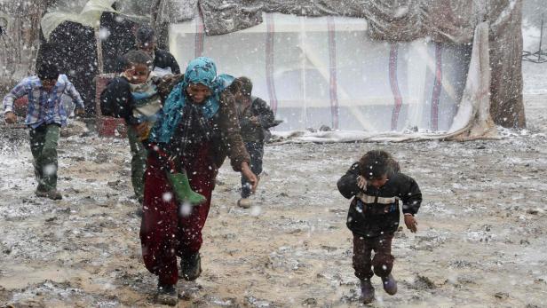 Nach den Kriegsgräueln kämpfen die syrischen Flüchtlinge im Libanon gegen die nächste Katastrophe – den Winter. Hunderttausende leben in Zelten, Garagen, Verschlagen.