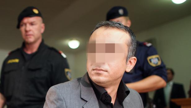 Der angeklagte Ehemann, der eine Mutter vor den Augen ihrer Kinder aus Eifersucht erstochen haben soll. APA-FOTO: GEORG HOCHMUTH Ehefrau in Wien erstochen: 20 Jahre Haft