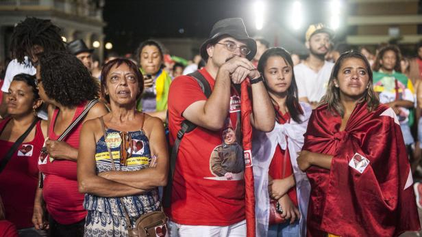 Niedergeschlagene Gesichter bei den Anhängern von Präsidentin Dilma Rousseff nach der Abstimmung