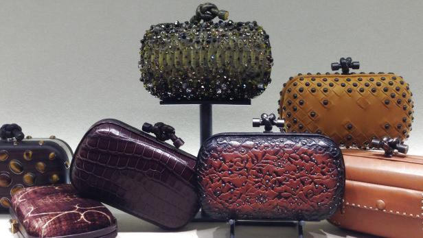 Eine Sammlung verschiedener, verzierter Handtaschen und Clutches auf einem Tisch.