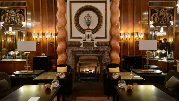 Ein luxuriöser Hotel-Lobbybereich mit Kamin und eleganten Möbeln.