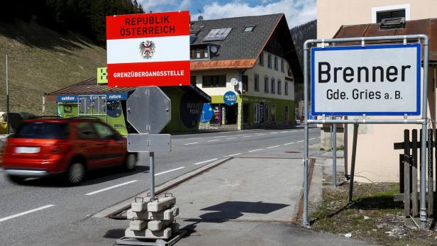Ein Ortsschild von Brenner und ein Schild der Republik Österreich an einer Grenzübergangsstelle.
