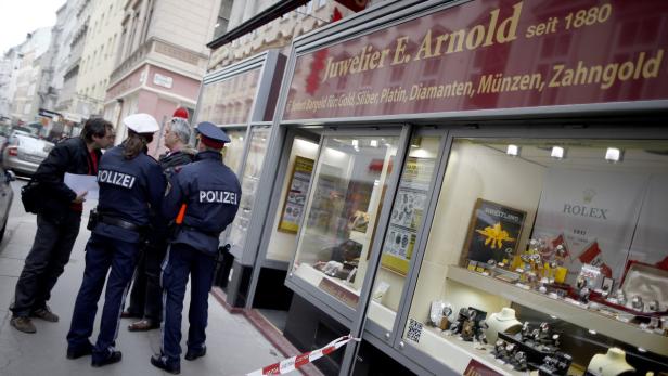 APA11852786 - 12032013 - WIEN - ÖSTERREICH: Vier Männer haben am Dienstag, 12. März 2013, einen Juwelier in der Wiener Innenstadt überfallen. Mit einer Pistole und einer Axt betraten die Räuber den Uhren- und Schmuckhändler. Sie zertrümmerten die Vitrinen und konnten mit der Beute flüchten. APA-FOTO: GEORG HOCHMUTH