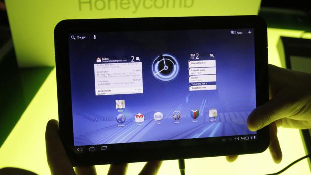 Ein Tablet-Computer mit dem Android Honeycomb Betriebssystem wird von einer Hand gehalten.