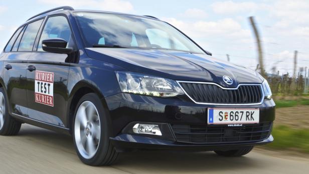 Ein schwarzer Škoda Fabia Kombi fährt auf einer Landstraße.