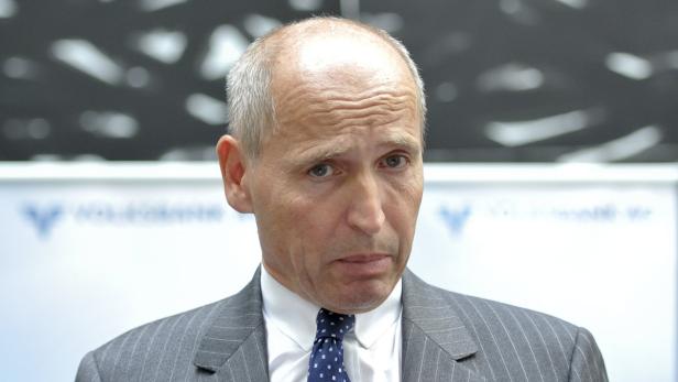 APA/HERBERT NEUBAUERAPA8661060 - 17072012 - WIEN - ÖSTERREICH: Aufsichtsratssitzung der teilstaatlichen Volksbanken AG (ÖVAG) am Dienstag, 17. Juli 2012, in Wien. Im Bild: Der neu bestellte ÖVAG-Generaldirektor Stephan Koren nach der Aufsichtsratssitzu Koren neuer Chef der ÖVAG