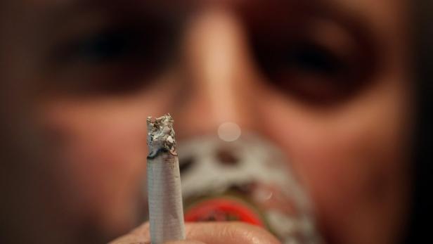 Steigt der Preis für Zigaretten um nur ein Prozent über die Inflationsrate, geht der Konsum bereits um 0,5 Prozent zurück, so ein Experte der MedUni Wien.
