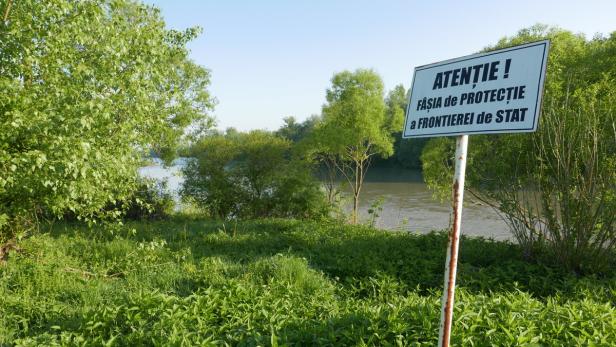 Ein Schild warnt vor dem Schutzstreifen an der Staatsgrenze.