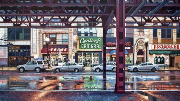 Eine belebte Straße in Chicago mit Geschäften und Restaurants unter einer Hochbahnlinie.