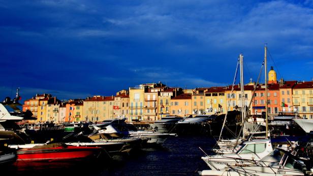 Mondäner Treffpunkt des internationalen Jetsets und Liegeplatz der schönsten Yachten der Welt: der Hafen von Saint-Tropez