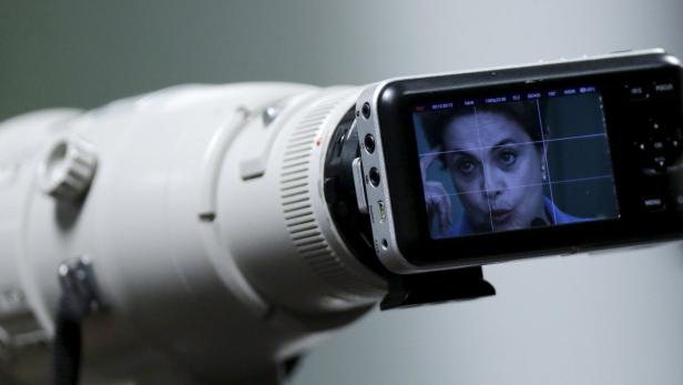 Eine Kamera filmt ein Interview mit der ehemaligen brasilianischen Präsidentin Dilma Rousseff.