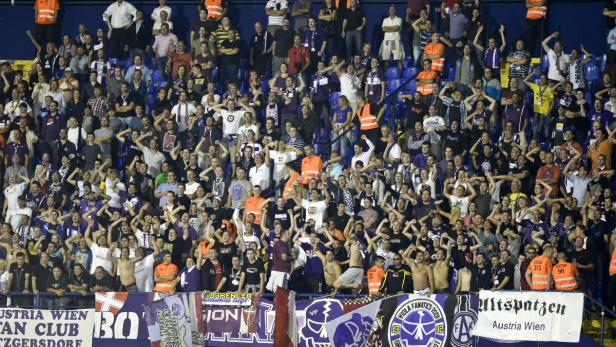 APA14249548 - 21082013 - ZAGREB - KROATIEN: Austria-Fans am Mittwoch, 21. August 2013, während des UEFA Champions League play off Hinspieles zwischen GNK Dinamo Zagreb und FK Austria Wien in Zagreb. APA-FOTO: HERBERT NEUBAUER