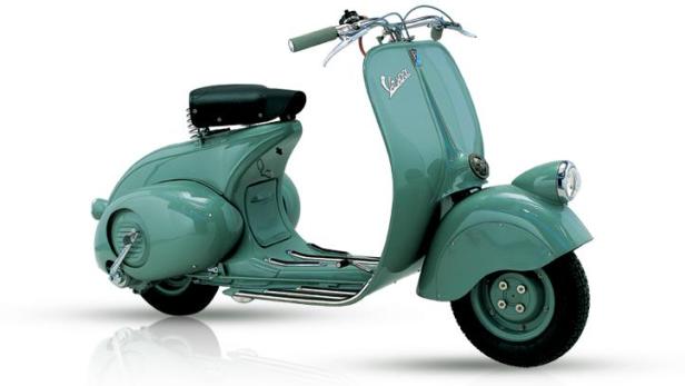 Eine hellblaue Vespa vor einem weißen Hintergrund.