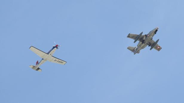 Zwei Saab 105-Maschinen des Österreichisches Bundesheeres zwangen bei der Abfangübung eine Pilatus PC9-Propellermaschine (l.) zur Landung am Salzburger Flughafen