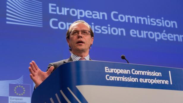 epa03583355 European Commissioner for Taxation and Customs Union, Audit and Anti-Fraud, Algidras Semeta, holds a news conference on financial transaction tax (FTT), at the European Commission headquarters in Brussels, Belgium, 14 February 2013. According to media reports, the FTT is initially to apply in the eurozone&#039;s four biggest members - France, Germany, Italy and Spain - as well as Austria, Belgium, Estonia, Greece, Portugal, Slovakia and Slovenia. EPA/JULIEN WARNAND