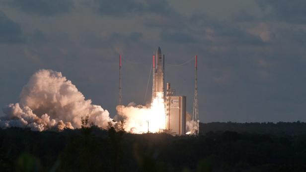 Eine Ariane-Rakete startet mit einer großen Rauchwolke vom Weltraumbahnhof Kourou.