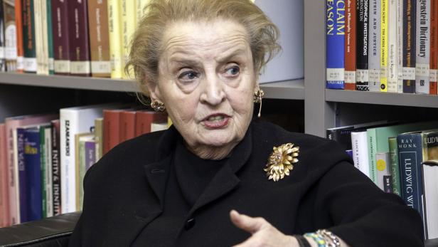Madeleine Albright sitzt vor einem Bücherregal.