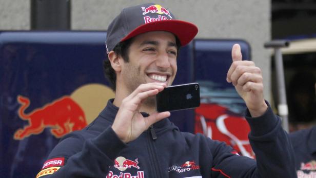 Toro Rosso driver Daniel Ricciardo of Australia gestures to the crowd as he takes a photo during Open House Day ahead of the Canadian F1 Grand Prix at the Circuit Gilles Villeneuve in Montreal, in this June 6, 2013 file photo. Australian Ricciardo will replace compatriot Mark Webber at Formula One world champions Red Bull next year, the team announced on September 3, 2013. REUTERS/Christinne Muschi/Files (CANADA - Tags: SPORT MOTORSPORT F1)