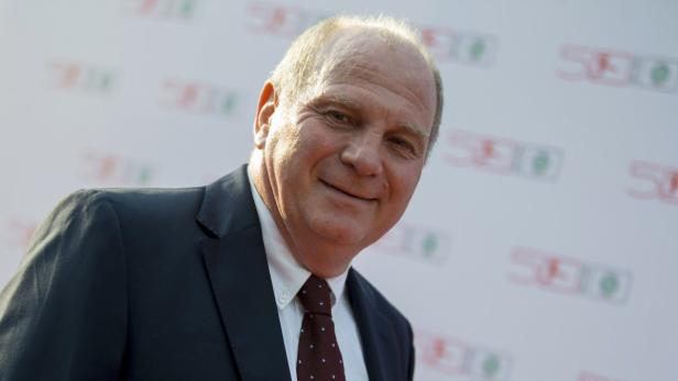 Bayern Munich soccer club president Uli Hoeness arrives at a gala marking the 50th anniversary of the foundation of the German Bundesliga soccer league, in Berlin August 6, 2013. Germany&#039;s first division soccer league, the Bundesliga, was founded on July 28, 1962, starting with its first season in 1963-64. REUTERS/Thomas Peter (GERMANY - Tags: SPORT SOCCER ANNIVERSARY)