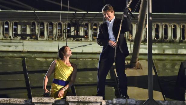 Rettung in letzter Not: Tom Cruise mit Filmpartnerin wird von der Oper am Seil hängend abgelassen.