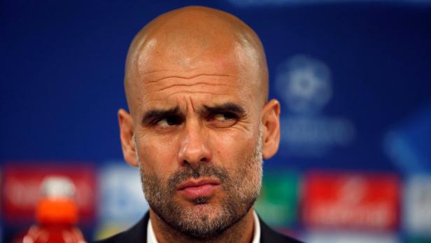 Nahaufnahme von Pep Guardiola mit nachdenklichem Gesichtsausdruck.