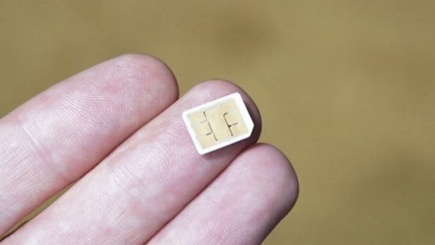 Eine Nano-SIM-Karte liegt auf einem Finger.
