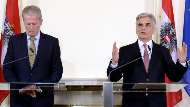 Reinhold Mitterlehner und Werner Faymann nach einer Sitzung des Ministerrates