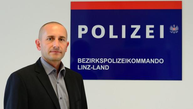 Auto raste auf Polizisten los