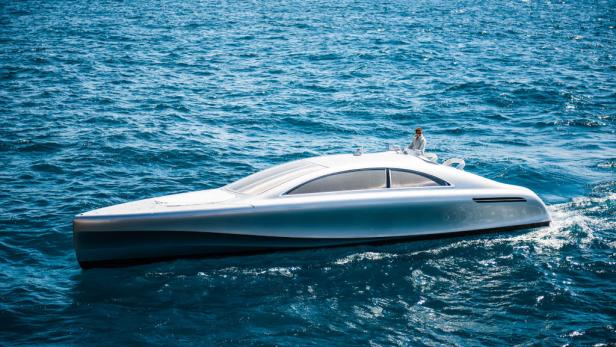Eine futuristisch gestaltete Yacht fährt auf dem offenen Meer.