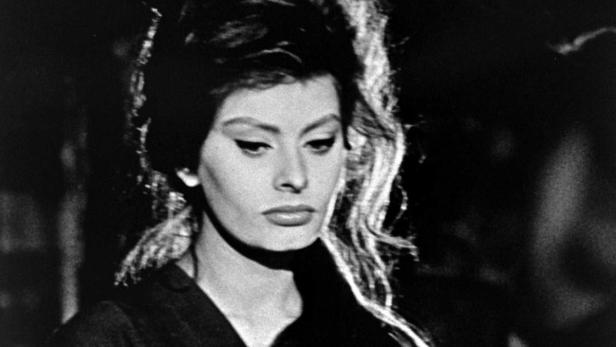 Schwarzweißporträt von Sophia Loren, die nachdenklich nach unten blickt.