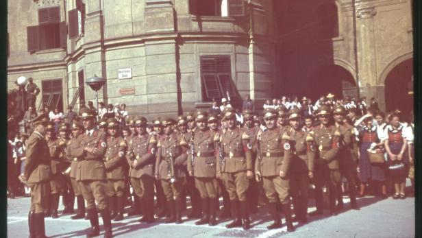 Sepp Tanzer (mit verschränkten Armen) leitet den Gaumusikzug - hier in den Uniformen der politischen Leiter - 1938 am Adolf-Hitler-Platz in Innsbruck
